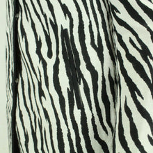 Laden Sie das Bild in den Galerie-Viewer, Second Hand H&amp;M Mantel Gr. 36 schwarz weiß Animalprint Übergangsmantel (*)
