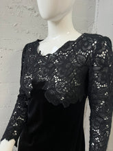 Laden Sie das Bild in den Galerie-Viewer, Vintage Samtkleid Gr. S schwarz uni Samt Kleid festlich