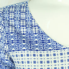 Laden Sie das Bild in den Galerie-Viewer, Second Hand SAINT TROPEZ Kleid Gr. M weiß blau gemustert (*)