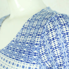 Laden Sie das Bild in den Galerie-Viewer, Second Hand SAINT TROPEZ Kleid Gr. M weiß blau gemustert (*)