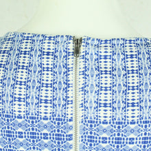 Laden Sie das Bild in den Galerie-Viewer, Second Hand SAINT TROPEZ Kleid Gr. M weiß blau gemustert (*)