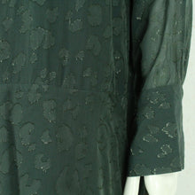 Laden Sie das Bild in den Galerie-Viewer, Second Hand SECOND FEMALE Kleid mit Seide Gr. XL grün gemustert Glitzer (*)