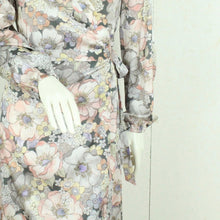 Laden Sie das Bild in den Galerie-Viewer, Second Hand DEA KUDIBAL Wickelkleid mit Seide Gr. L Seidenkleid geblümt NEU (*)
