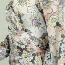 Laden Sie das Bild in den Galerie-Viewer, Second Hand DEA KUDIBAL Wickelkleid mit Seide Gr. L Seidenkleid geblümt NEU (*)