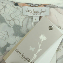 Laden Sie das Bild in den Galerie-Viewer, Second Hand DEA KUDIBAL Wickelkleid mit Seide Gr. L Seidenkleid geblümt NEU (*)