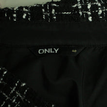 Laden Sie das Bild in den Galerie-Viewer, Second Hand ONLY Hemdjacke Gr. M schwarz weiß gemustert Glitzer Jacke (*)