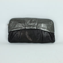 Laden Sie das Bild in den Galerie-Viewer, Second Hand COCCINELLE Clutch schwarz silber Handtasche Leder (*)
