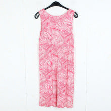 Laden Sie das Bild in den Galerie-Viewer, Second Hand SOYACONCEPT Kleid Gr. S pink weiß gemustert (*)