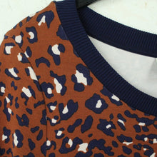 Laden Sie das Bild in den Galerie-Viewer, Second Hand BAUM UND PFERDGARTEN Kleid Gr. M braun blau Animalprint (*)