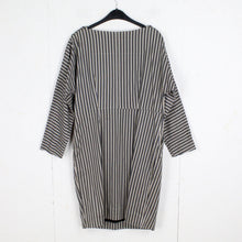 Laden Sie das Bild in den Galerie-Viewer, Second Hand BITTE KAI RAND Kleid Gr. 42 grau schwarz lila gestreift (*)