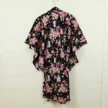 Laden Sie das Bild in den Galerie-Viewer, Vintage Kimono Gr. one size schwarz rosa geblümt &quot;Disney Princess Aurora&quot;