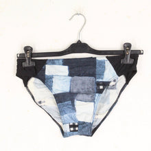 Laden Sie das Bild in den Galerie-Viewer, Vintage Badehose Gr. L blau weiß Crazy Pattern 80s 90s Swimwear