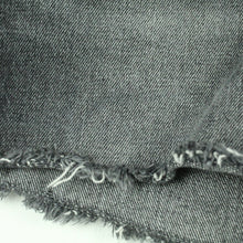 Laden Sie das Bild in den Galerie-Viewer, Second Hand LEVI&#39;S PREMIUM Jeansshorts W29 grau Mod. 501 Denim Shorts (*)