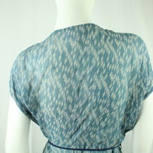 Laden Sie das Bild in den Galerie-Viewer, Second Hand GANNI Kimono Gr. one size blau weiß gemustert (*)