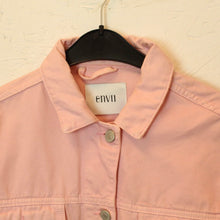 Laden Sie das Bild in den Galerie-Viewer, Second Hand ENVII Jeansjacke Gr. S rosa (*)