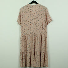 Laden Sie das Bild in den Galerie-Viewer, Second Hand SAINT TROPEZ Kleid Gr. M rosa abstrakt geblümt (*)
