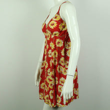 Laden Sie das Bild in den Galerie-Viewer, Vintage Kleid Gr. M rot bunt geblümt (*)