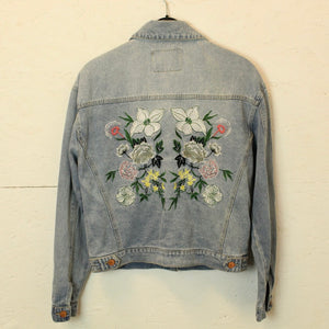 Second Hand ONLY Jeansjacke Gr. 38 blau mit Stickerei (*)
