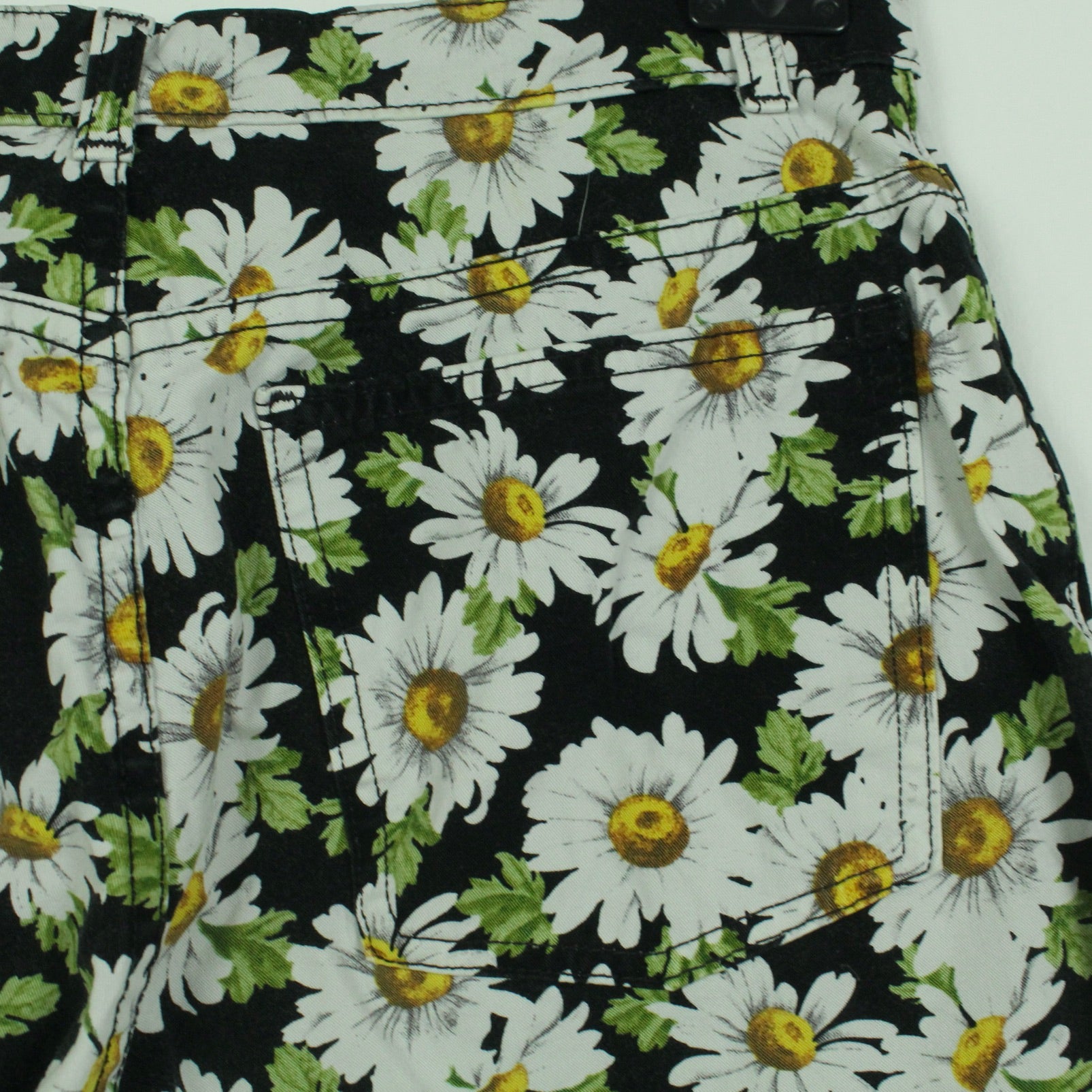 Second Hand AMERICAN APPAREL Shorts Gr. 30 schwarz weiß geblümt Hot Pants (*)
