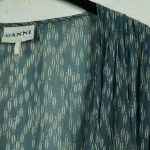 Laden Sie das Bild in den Galerie-Viewer, Second Hand GANNI Kimono Gr. one size blau weiß gemustert (*)