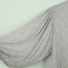 Laden Sie das Bild in den Galerie-Viewer, Second Hand SISTERS POINT Kleid Gr. M flieder weiß geblümt (*)