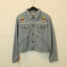 Laden Sie das Bild in den Galerie-Viewer, Second Hand ASOS Jeansjacke Gr. 42 blau mit Stickerei (*)
