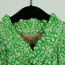 Laden Sie das Bild in den Galerie-Viewer, Second Hand SECOND ARRIVAL Kleid Gr. 38 grün weiß geblümt (*)