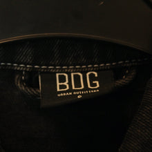 Laden Sie das Bild in den Galerie-Viewer, Second Hand BDG Jeansjacke Gr. S schwarz (*)