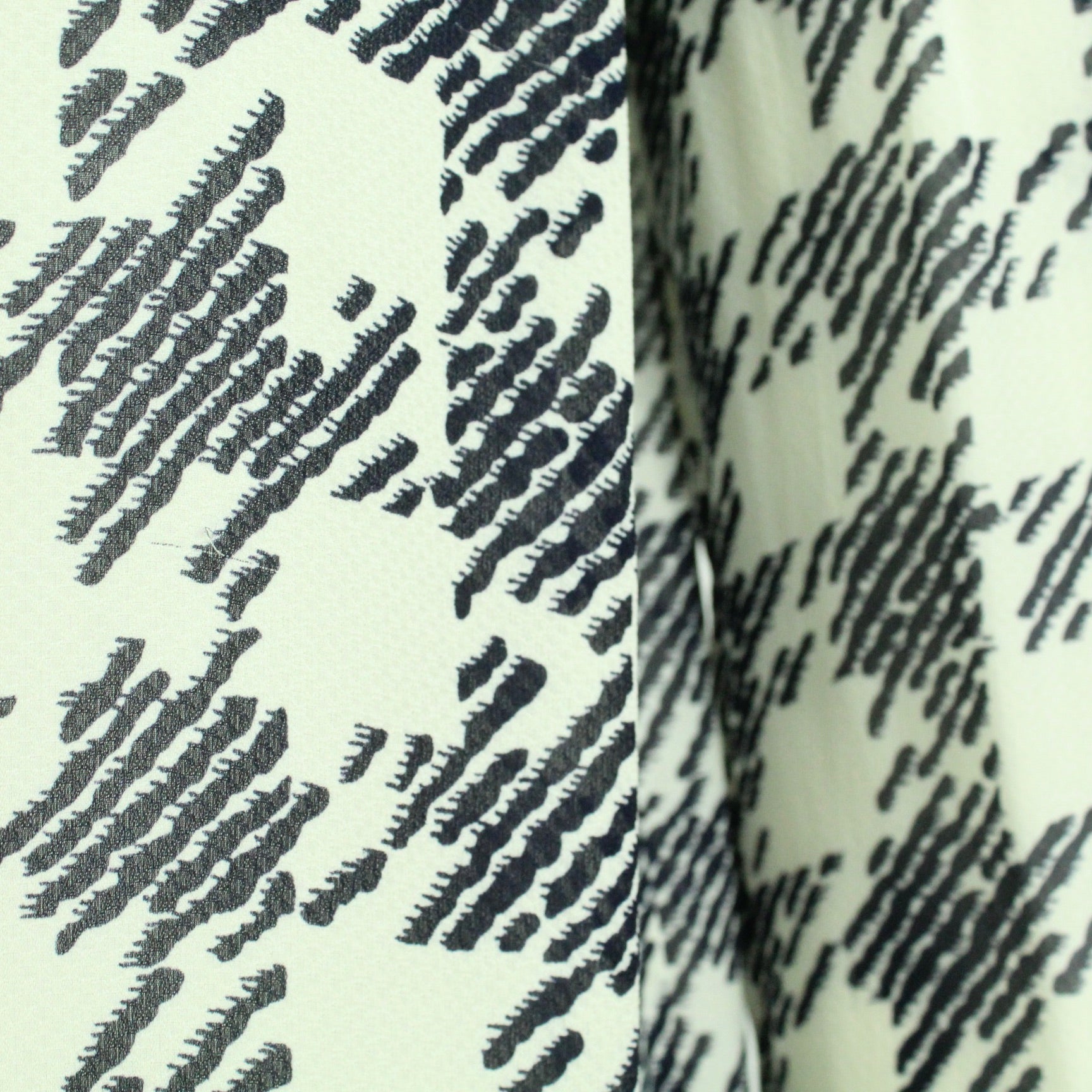 Second Hand BAUM UND PFERDGARTEN Bluse Gr. 40 weiß blau gemustert  (*)