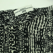 Laden Sie das Bild in den Galerie-Viewer, Second Hand DAY BIRGER ET MIKKELSEN Seidenbluse Gr. 38 schwarz grau (*)