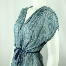 Laden Sie das Bild in den Galerie-Viewer, Second Hand GANNI Kimono Gr. one size blau weiß gemustert (*)