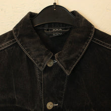 Laden Sie das Bild in den Galerie-Viewer, Second Hand BDG Jeansjacke Gr. S schwarz (*)