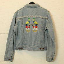 Laden Sie das Bild in den Galerie-Viewer, Second Hand ASOS Jeansjacke Gr. 42 blau mit Stickerei (*)