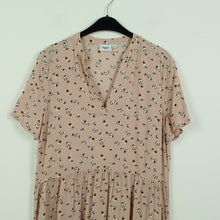 Laden Sie das Bild in den Galerie-Viewer, Second Hand SAINT TROPEZ Kleid Gr. M rosa abstrakt geblümt (*)