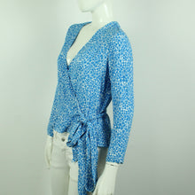Laden Sie das Bild in den Galerie-Viewer, Second Hand SAMSOE SAMSOE Wickelbluse Gr. M blau weiß gemustert  (*)