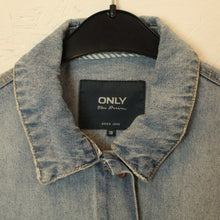 Laden Sie das Bild in den Galerie-Viewer, Second Hand ONLY Jeansjacke Gr. 38 blau mit Stickerei (*)