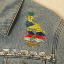 Laden Sie das Bild in den Galerie-Viewer, Second Hand ASOS Jeansjacke Gr. 42 blau mit Stickerei (*)