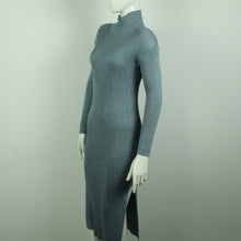 Laden Sie das Bild in den Galerie-Viewer, Second Hand BAUM UND PFERDGARTEN Strickkleid Gr. M hellblau Glitzer (*)