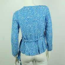 Laden Sie das Bild in den Galerie-Viewer, Second Hand SAMSOE SAMSOE Wickelbluse Gr. M blau weiß gemustert  (*)
