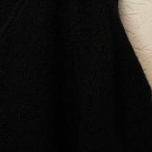 Laden Sie das Bild in den Galerie-Viewer, Second Hand AMERICAN VINTAGE Pullover mit Wolle Gr. M/L schwarz uni Strick (*)