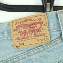 Laden Sie das Bild in den Galerie-Viewer, Second Hand LEVI&#39;S Jeansshorts W30 blau Mod. 501 Denim Shorts (*)