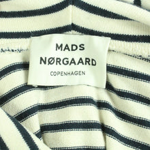Laden Sie das Bild in den Galerie-Viewer, Second Hand MADS NORGAARD Hoodie Gr. L weiß blau gestreift Sweatshirt (*)