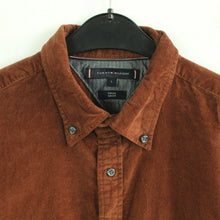 Laden Sie das Bild in den Galerie-Viewer, Second Hand TOMMY HILFIGER Cordhemd Gr. L braun Cord SLIM FIT langarm (*)