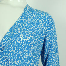 Laden Sie das Bild in den Galerie-Viewer, Second Hand SAMSOE SAMSOE Wickelbluse Gr. M blau weiß gemustert  (*)