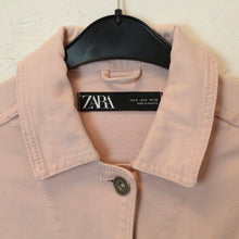 Laden Sie das Bild in den Galerie-Viewer, Second Hand ZARA Jeansjacke Gr. S rosa Jacke (*)