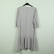 Laden Sie das Bild in den Galerie-Viewer, Second Hand SISTERS POINT Kleid Gr. M flieder weiß geblümt (*)