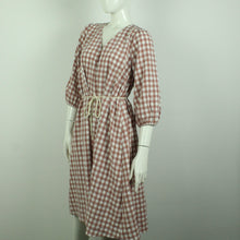 Laden Sie das Bild in den Galerie-Viewer, Second Hand NEO NOIR Kleid Gr. M beige weiß kariert Midikleid (*)