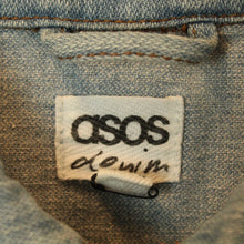 Laden Sie das Bild in den Galerie-Viewer, Second Hand ASOS Jeansjacke Gr. 42 blau mit Stickerei (*)