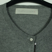 Laden Sie das Bild in den Galerie-Viewer, Second Hand CUSTOMMADE Strickjacke Gr. S grau Strick mit Kaschmir (*)