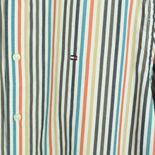Laden Sie das Bild in den Galerie-Viewer, Second Hand TOMMY HILFIGER Hemd Gr. M weiß bunt gestreift langarm (*)